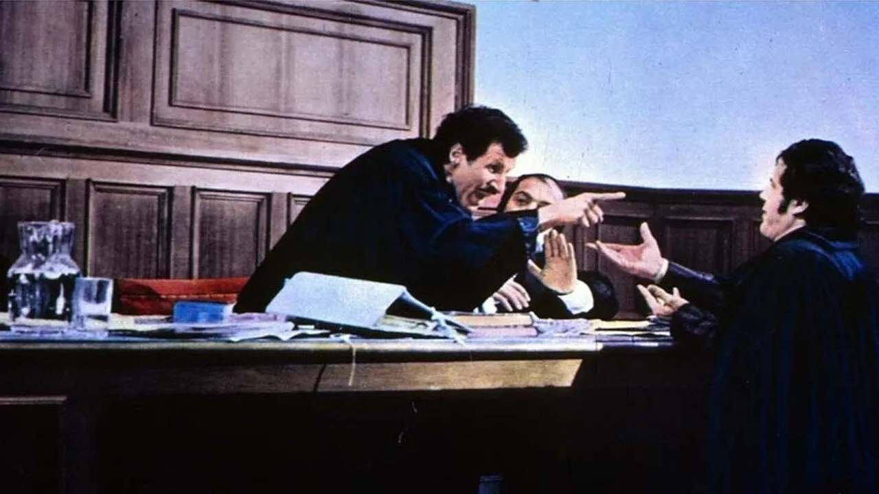 Riuscirà l'avvocato Franco Benenato a sconfiggere il suo acerrimo nemico il pretore Ciccio De Ingras? streaming ita